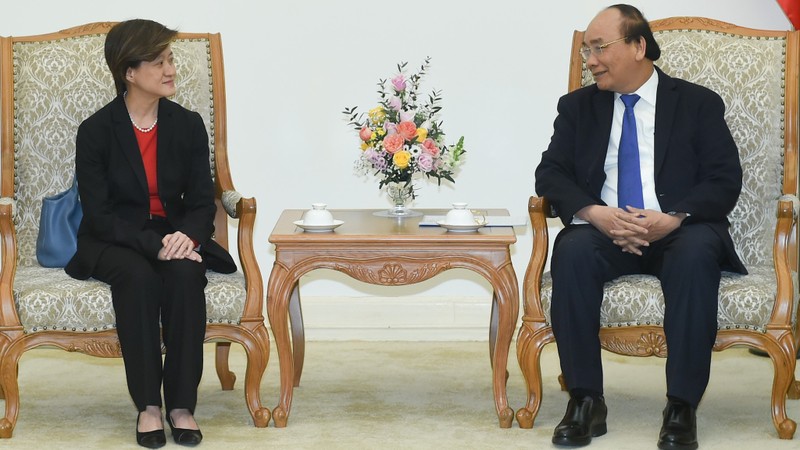 PM Nguyen Xuan Phuc (right) receives outgoing Singaporean Ambassador to Vietnam Catherine Wong. (Photo: VGP)