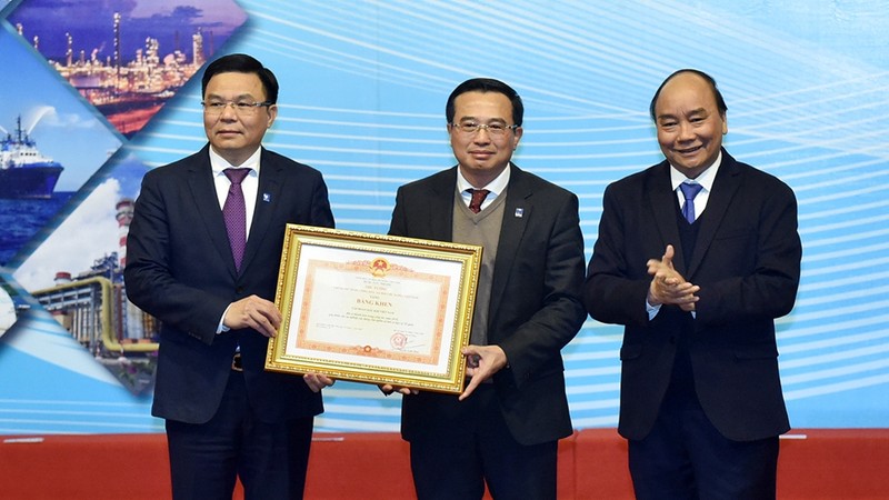 PM Nguyen Xuan Phuc (right) presents his certificate of merit to PetroVietnam. (Photo: NDO/Tran Hai)