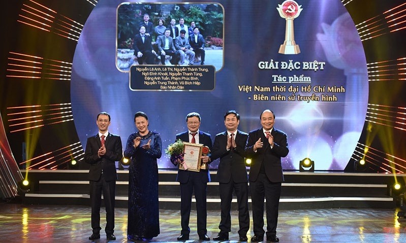 PM Nguyen Xuan Phuc (right most) and Chairwoman of National Assembly Nguyen Thi Kim Ngan (second from left) present special prize to the authors of the documentary series “Vietnam in the Ho Chi Minh Era – A Televisual Annals”. (Photo: NDO)