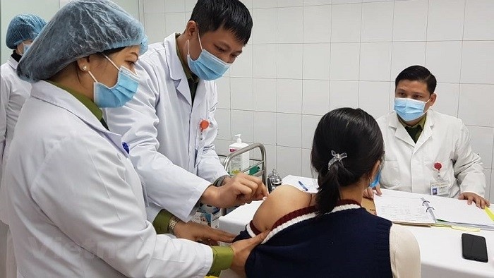 A female volunteer gets injected with a 75mcg shot of the homegrown COVID-19 vaccine Nanocovax in Hanoi on January 12, 2021. (Photo: VNA)