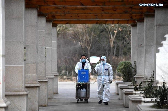 Staff members spray disinfectant at a community which was classified as a medium-risk area for COVID-19, in Yuhua District of Shijiazhuang, north China's Hebei Province, Jan. 12, 2021. Hebei Province reported 90 locally transmitted confirmed COVID-19 cases and 15 local asymptomatic cases on Tuesday, the provincial health commission said Wednesday. (Photo: Xinhua)