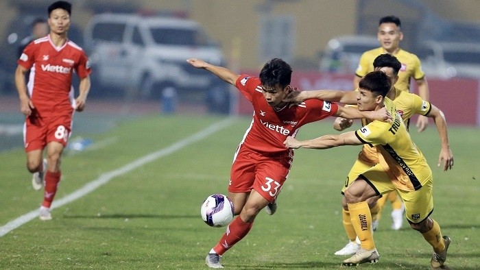 Viettel (in red) suffered an early setback in their title defence campaign with a 1-0 defeat to Hai Phong in their first match of the new season on January 16, 2021. (Photo: NDO/Tran Hai)