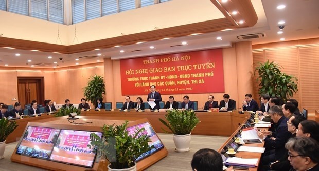 Politburo member and Secretary of the Hanoi Party Committee Vuong Dinh Hue chaired a teleconference on January 15 with officials from the capital's districts and towns. (Photo: VNA)
