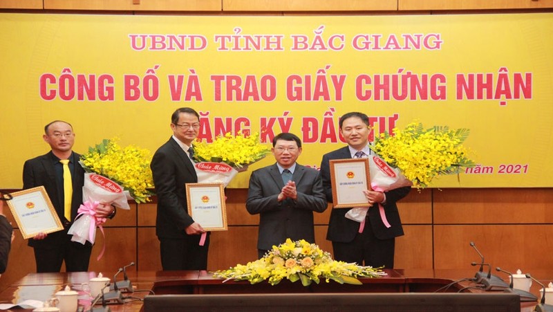 The ceremony to grant investment licenses to new projects in Bac Giang Province (Photo: VGP)