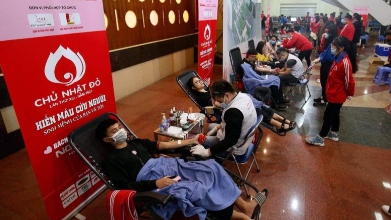A large number of students attend the blood donation campaign in Hanoi.