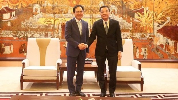 Chairman of the Hanoi People’s Committee Chu Ngoc Anh (right) meets with General Director of Samsung Vietnam Choi Joo Ho on January 15. (Photo: hanoi.gov.vn)
