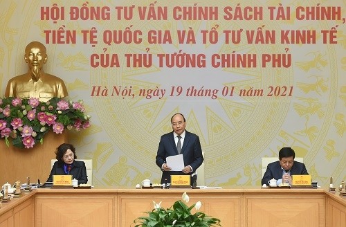 Prime Minister Nguyen Xuan Phuc (standing) speaks at the meeting. (Photo: VGP)