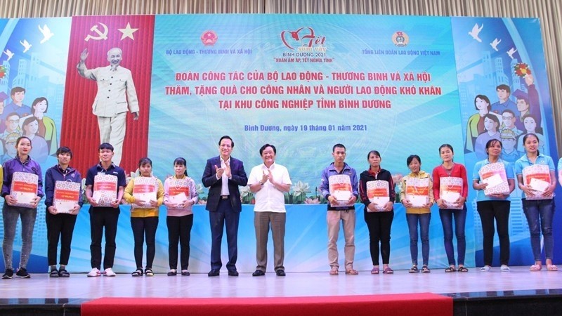 Minister of Labour, Invalids and Social Affairs Dao Ngoc Dung presents Tet gifts to workers in Binh Duong Province.