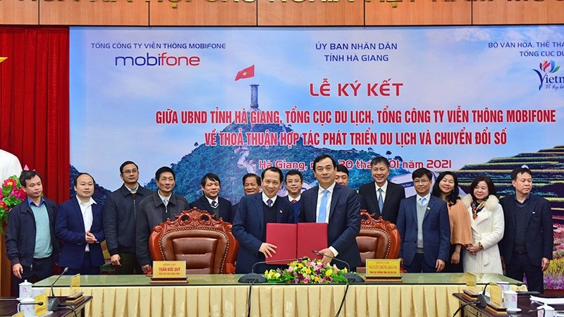 The signing ceremony between Ha Giang Province, Mobifone and VNAT