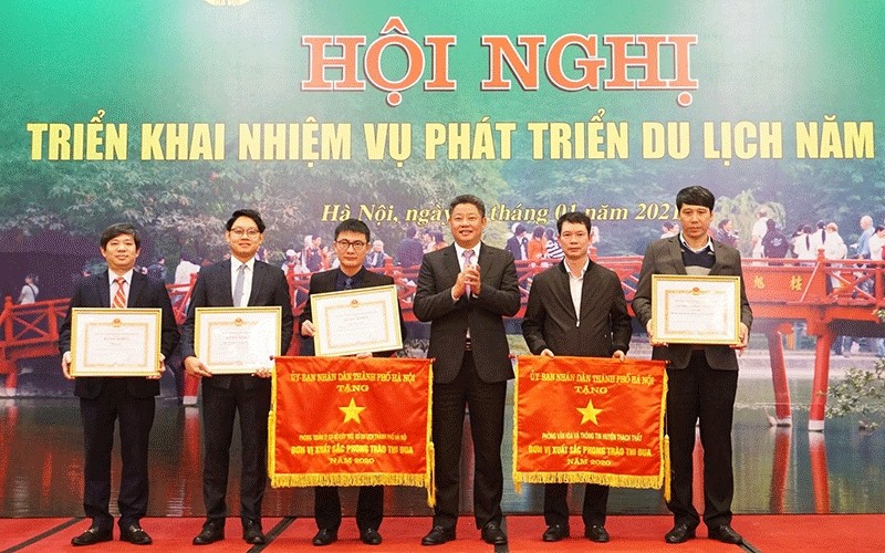 Vice Chairman of Hanoi People's Committee Nguyen Manh Quyen presented certificates of merit to organisations and individuals for their achievements in Hanoi’s tourism development.
