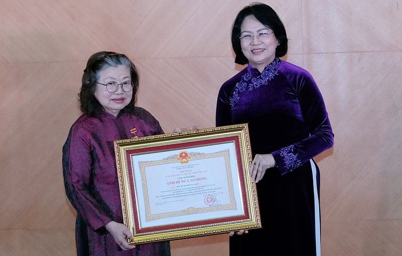 Prof., Dr. Huynh Thi Phuong Lien (L) receives the “Labour Hero in Renewal Period” title from Vice President Dang Thi Ngoc Thinh. (Photo: moh.gov.vn)