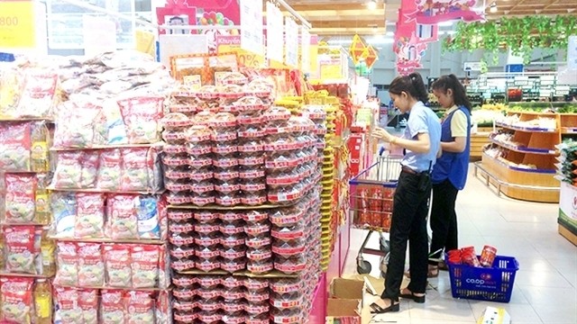HCM City has exhorted businesses to ensure food safety, increase supply of goods and keep prices steady during Tet in mid-February. (Photo: VNA)