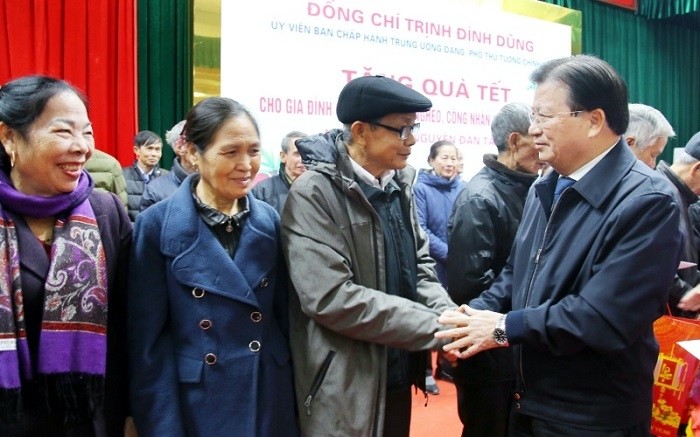 Deputy Prime Minister Trinh Dinh Dung presents gifts to needy people and policy beneficiaries in Viet Tri City, Phu Tho Province.