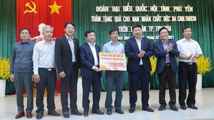 Representatives of the NA deputy delegation of Phu Yen Province and sponsors present Tet gifts to policy beneficiary families in the province, January 18, 2021. (Photo: NDO/Trinh Ke)