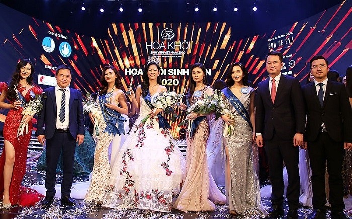 Le Thi Tuong Vy from Nam Can Tho University (fourth from left) wins the Vietnam Miss University 2020 pageant. (Photo: NDO/Ngoc Vy)