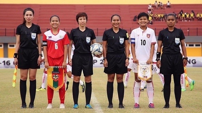 Referee Bui Thi Thu Trang (third from left) and assistant Ha Thi Phuong (far left) officiate at ASIAD 18 (Photo: Myanmar Football)