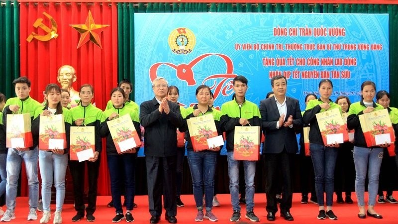 Politburo member Tran Quoc Vuong presents gifts to workers in Thai Binh Province.