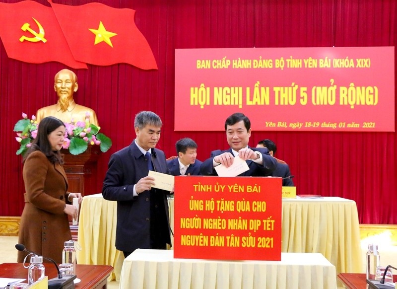 Leaders of Yen Bai province making donations to poor people at the meeting of the Executive Committee of the Yen Bai provincial Party Committee on January 18.