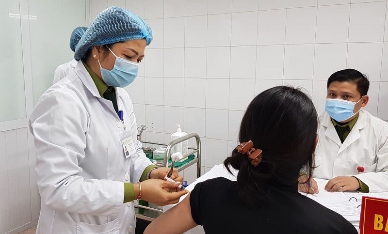 Volunteers receive second shots of Nanocovax vaccine.