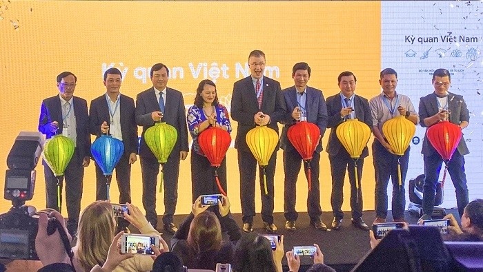 Delegates at the launch ceremony of the ‘Wonders of Vietnam’ project (Photo: VOV)
