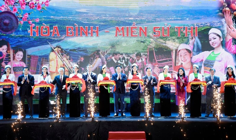 At the opening ceremony (Photo: hanoimoi.com.vn)