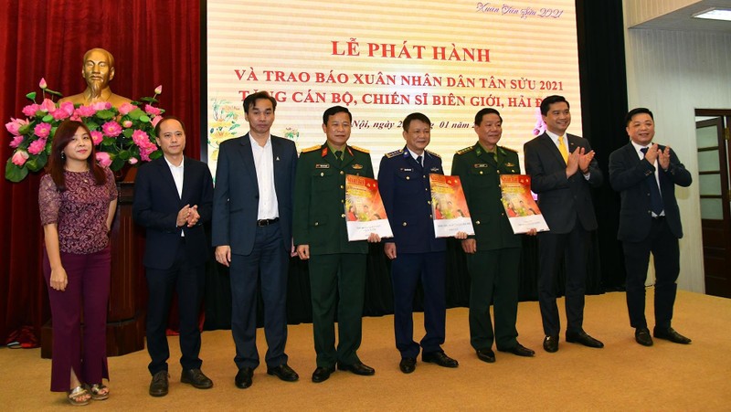 The ceremony to present the spring edition of Nhan Dan to soldiers in remote areas