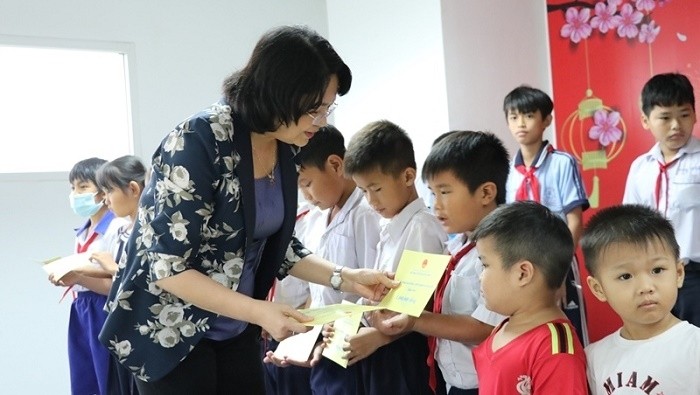 Vice President Dang Thi Ngoc Thinh presents gifts to children of poor workers in Duc Hoa District, Long An Province. (Photo: NDO/Thanh Phong)