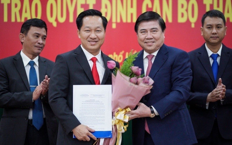 Hoang Tung (left) is elected as Chairman of the People’s Committee of Thu Duc City.