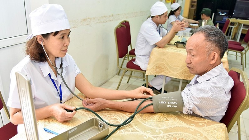 It is necessary to promote information dissemination; work out plans to assign tasks to each locality, and pay special attention to the elderly in society. (Photo: NDO/Nguyen Dang)