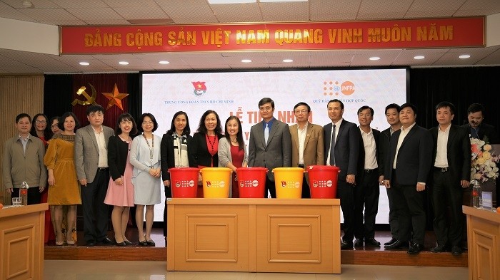 Delegates pose for a group photo at the handover ceremony. (Photo provided by UNFPA Vietnam)
