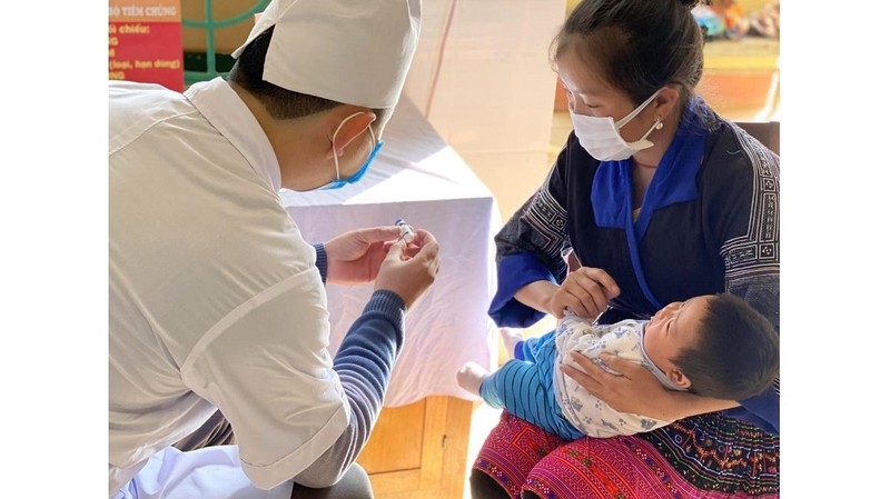 A baby gets vaccinated in La Pan Tan commune, Mu Cang Chai district, Yen Bai province. (Photo: tiemchungmorong.vn)
