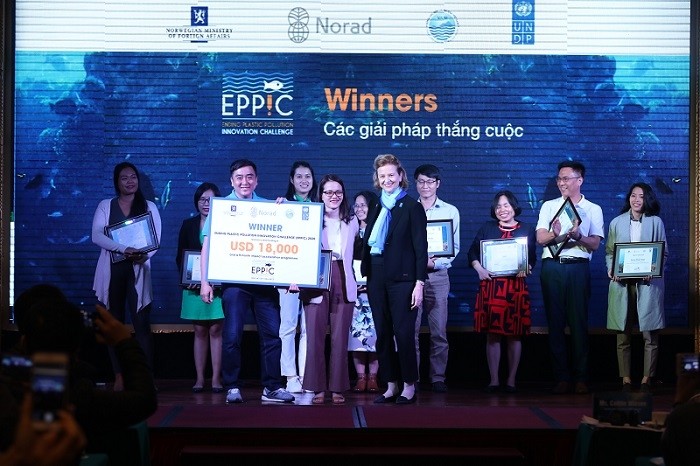 Caitlin Wiesen, UNDP Resident Representative in Vietnam, presents prizes to the winners.
