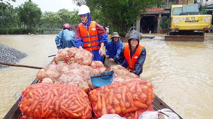 Transferring food to support flood victims in Hai Phong commune, Hai Lang district, Quang Tri province. (Photo: NDO)