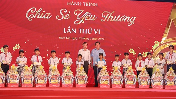 Tet gifts are presented to needy pupils in Kien Giang province. 