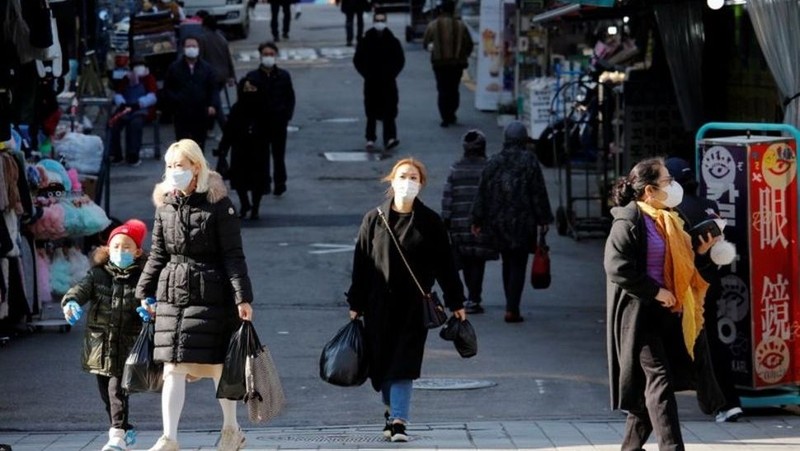 People wearing face masks walk at a traditional market amid the COVID-19 pandemic in Seoul, the Republic of Korea, November 27, 2020. (Photo: Reuters) 