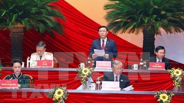 Politburo member and Secretary of the Hanoi Party Committee Vuong Dinh Hue (standing) will moderate discussions of the 13th National Party Congress on January 28 morning. (Photo: VNA)