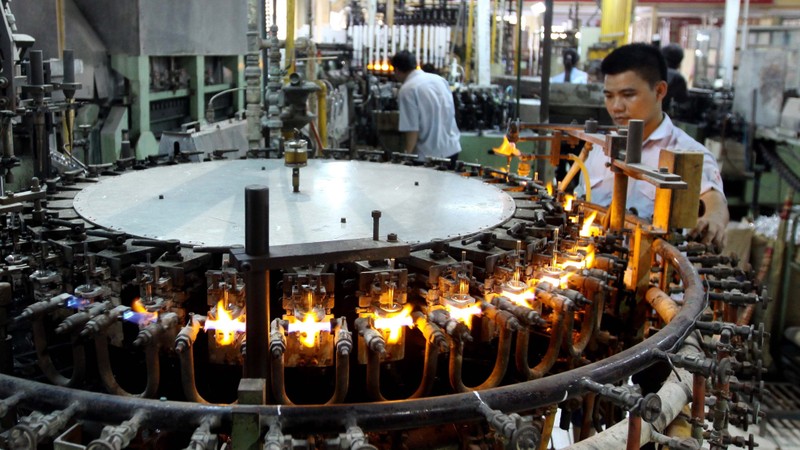 Bulb manufacturing at Dien Quang Lamp JSC (Photo: VNA)