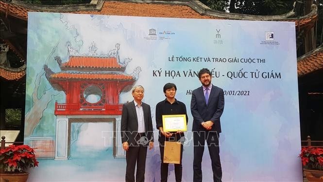 First-prize winner Dang Viet Loc (centre) awarded at the ceremony (Photo: VNA)