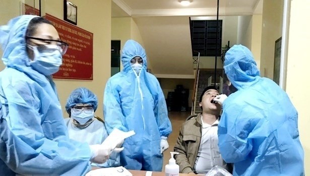 Medical workers take a swab from a resident in Van Don district, Quang Ninh province for COVID-19 testing (Photo: VNA)