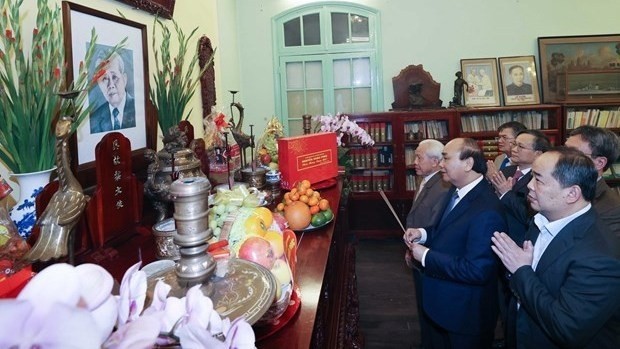 Prime Minister Nguyen Xuan Phuc offers incense to Le Duan (Photo: VNA)