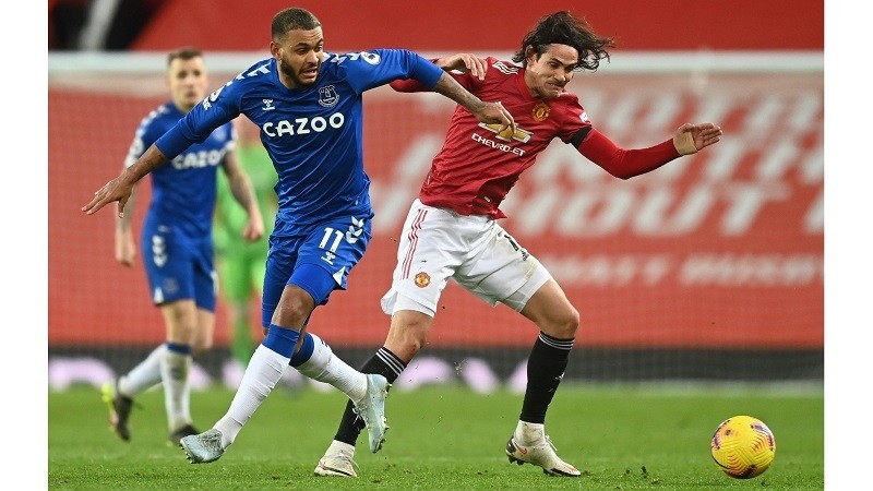 Soccer Football - Premier League - Manchester United v Everton - Old Trafford, Manchester, Britain - February 6, 2021 Everton's Joshua King in action with Manchester United's Edinson Cavani. (Photo: Pool via Reuters)