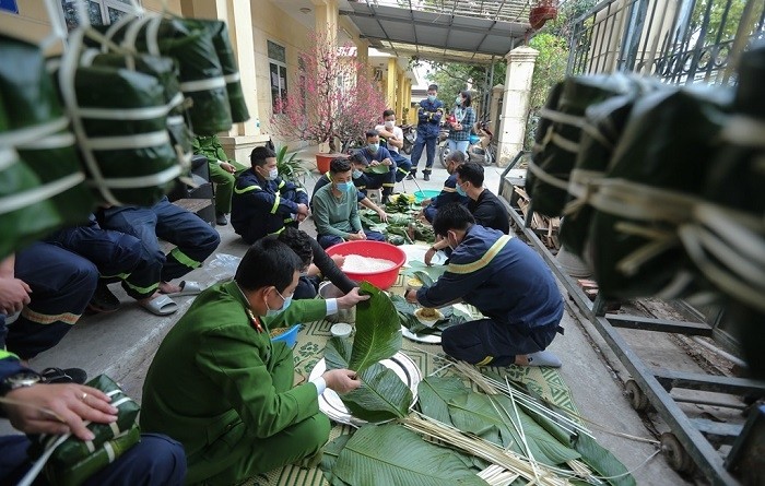 As Tet draws near, in addition to their professional duties, firefighters gather to make chung cakes to welcome Tet.