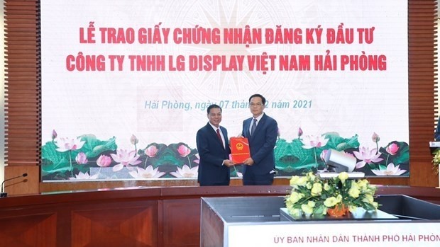 At the ceremony to hand over investment certificate to LG Display Vietnam Hai Phong (Photo: VNA)