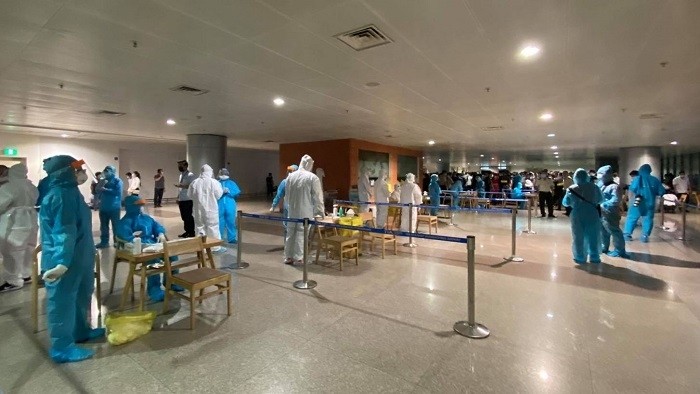 Over 1,000 Tan Son Nhat airport staff were sampled for COVID-19 during screening tests on the night of February 6, 2021. (Photo: VNA)