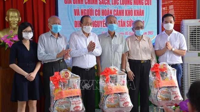 Deputy PM Truong Hoa Binh presents Tet gifts to needy people in Long An province. (Photo: VNA)