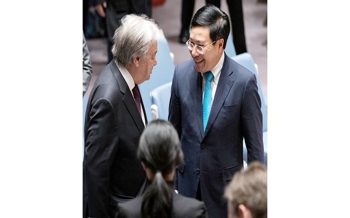 UN Secretary-General Antonio Guterres discusses with Deputy Prime Minister Pham Binh Minh on the sidelines of a meeting of the United Nations Security Council. (Photo courtesy of the United Nations)