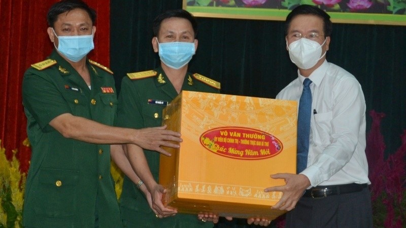 Politburo member Vo Van Thuong (far right) presents Tet gifts to Division 9 of IV Corps on February 11, 2021. (Photo: NDO/Manh Hao)