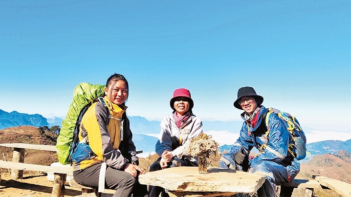 Lu Thi Gon (first from left) and mountaineers at the top of Lao Than Mount.