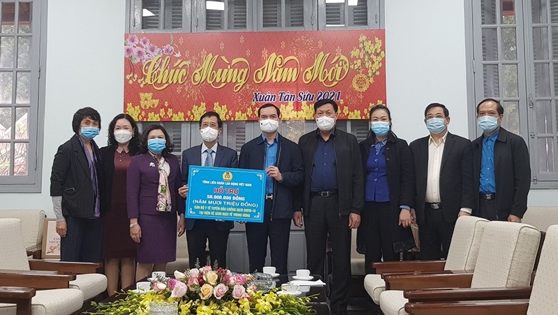 The VGCL's President Nguyen Dinh Khang presents gifts to the National Institute of Hygiene and Epidemiology. (Photo: NDO)