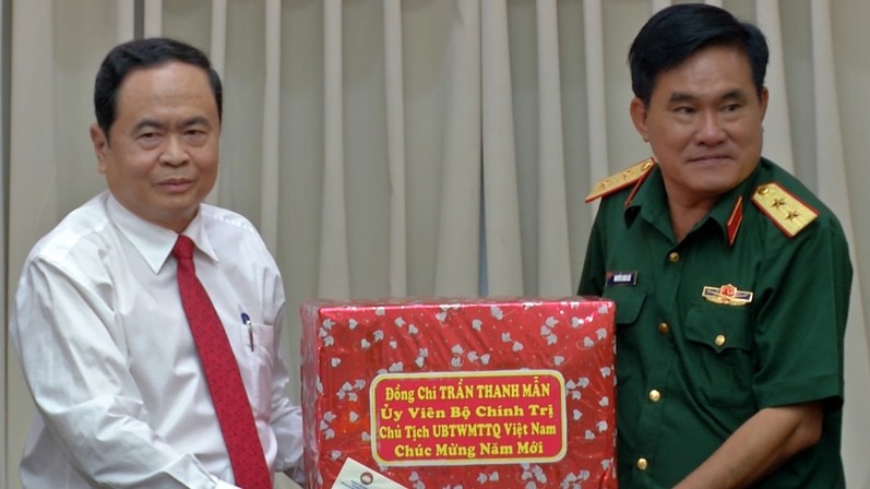 President of the Vietnam Fatherland Front Central Committee Tran Thanh Man presents gifts to the Military Zone 9 High Command. (Photo: NDO)